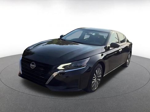Used 2025 Nissan Altima 2.5 SV FWD image 7