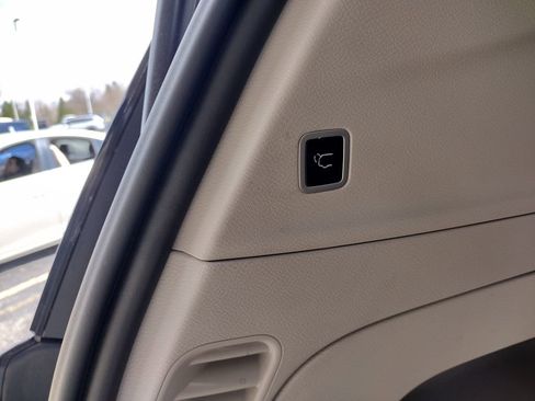 Used 2024 Chrysler Voyager LX image 17