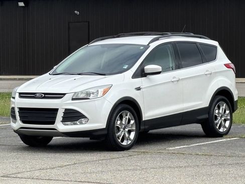 Used 2015 Ford Escape SE w/ Equipment Group 201A image 4