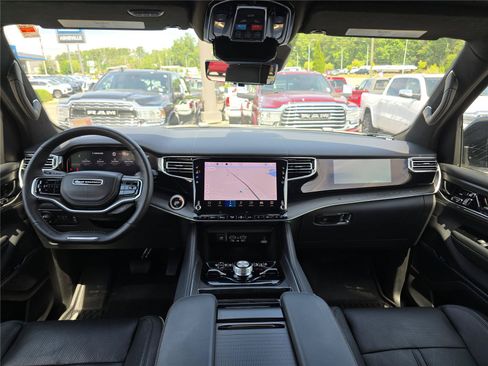 Used 2024 Jeep Wagoneer Series III w/ Premium Group I AWD/4WD image 17