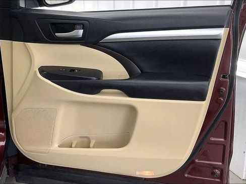 Used 2016 Toyota Highlander XLE image 22