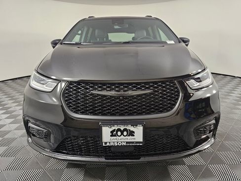 New 2026 Chrysler Pacifica Limited w/ Uconnect Theater Family Group image 8