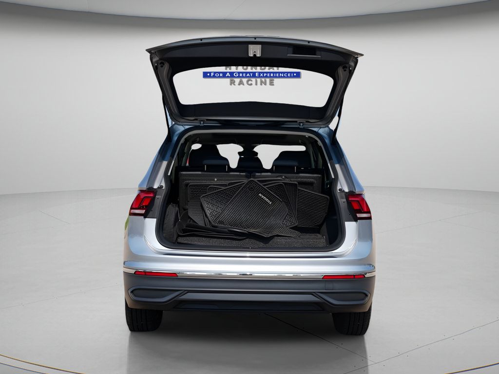 Used 2023 Volkswagen Tiguan SE w/ Panoramic Sunroof Package FWD image 10