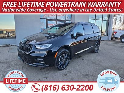 New 2026 Chrysler Pacifica Select w/ S Appearance Package
