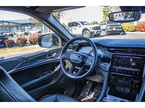 Used 2024 Jeep Grand Cherokee L Limited AWD/4WD image 25