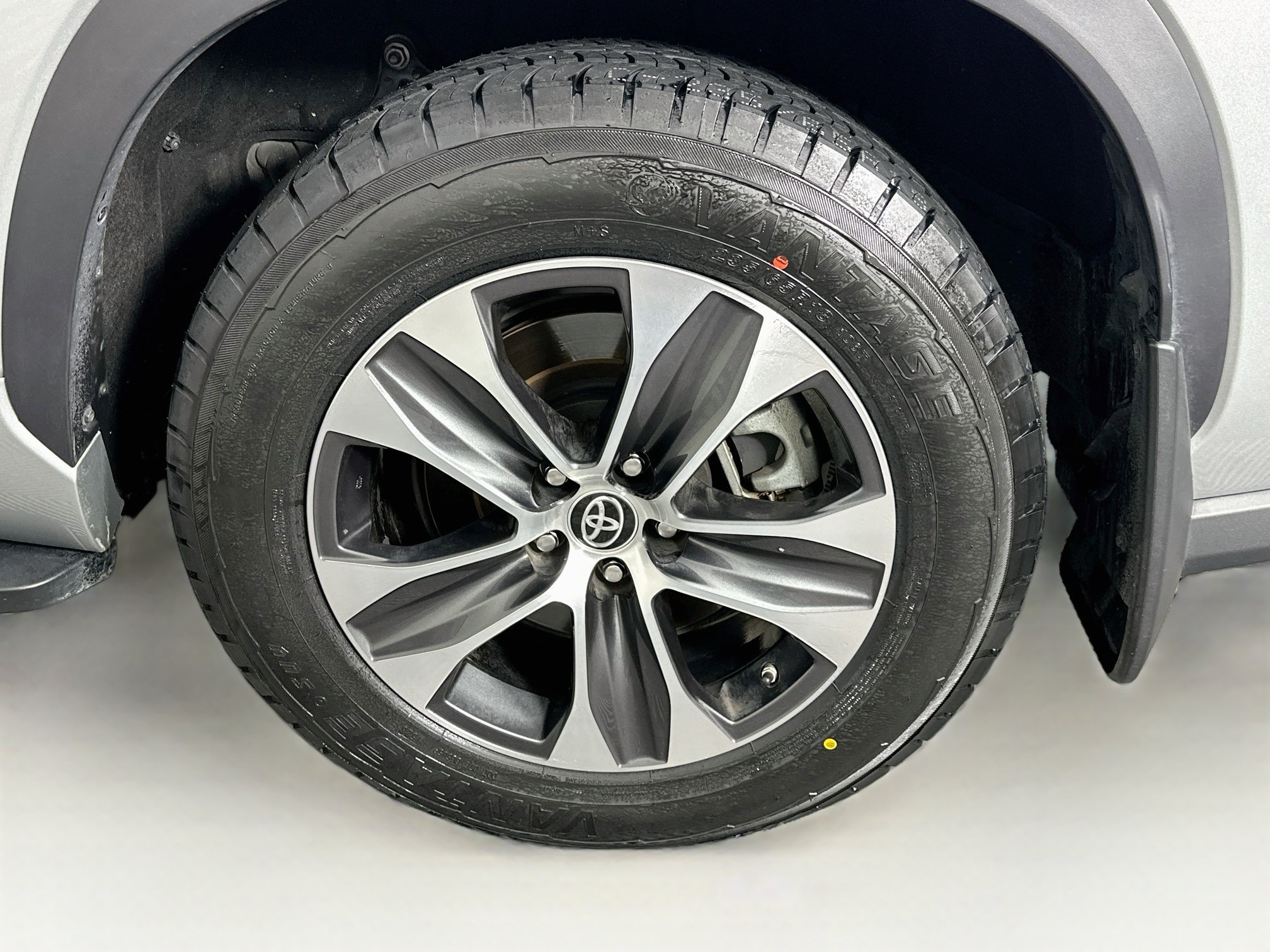 Used 2021 Toyota Highlander XLE AWD/4WD image 11