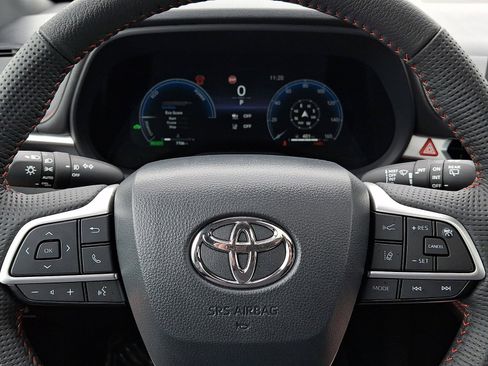Used 2025 Toyota Sienna XSE FWD image 20