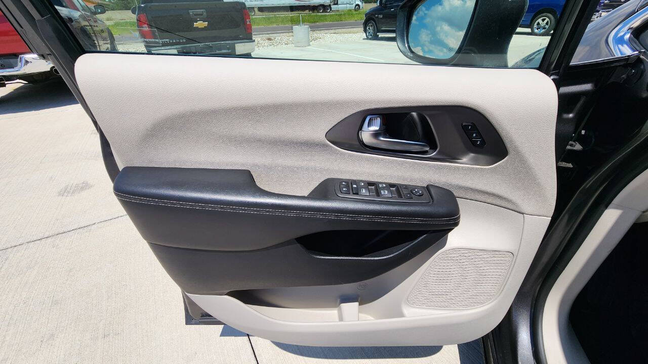 Used 2022 Chrysler Pacifica Touring-L FWD image 11