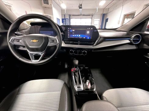 Used 2025 Chevrolet Trax LT w/ LT Convenience Package image 21