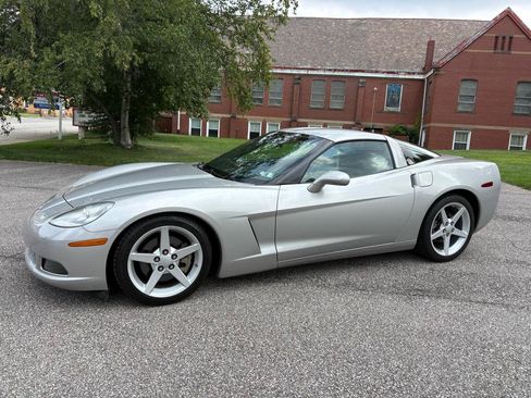 Used 2005 Chevrolet Corvette Coupe w/ Preferred Equipment Group RWD image 4