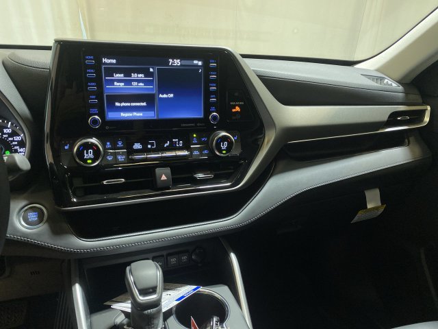 Used 2021 Toyota Highlander XLE AWD/4WD image 14