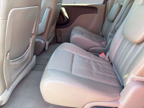 Used 2016 Chrysler Town & Country Touring image 14