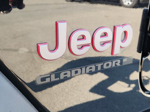 Used 2024 Jeep Gladiator Rubicon w/ Steel Bumper Group AWD/4WD image 6
