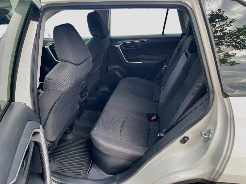 Used 2021 Toyota RAV4 LE AWD/4WD image 22
