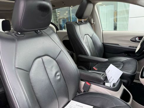 Used 2019 Chrysler Pacifica Limited w/ Advanced Safetytec Group FWD image 32