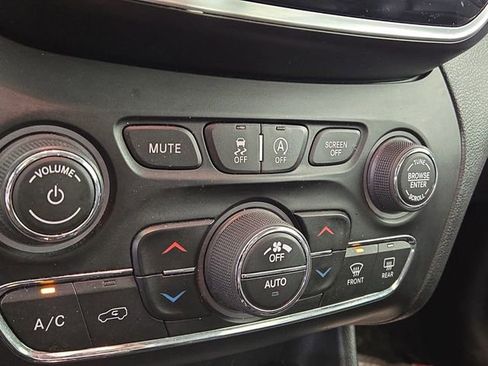 Used 2019 Jeep Cherokee Limited image 19