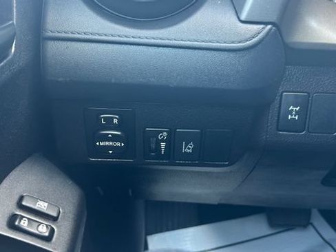 Used 2018 Toyota RAV4 LE AWD/4WD image 21