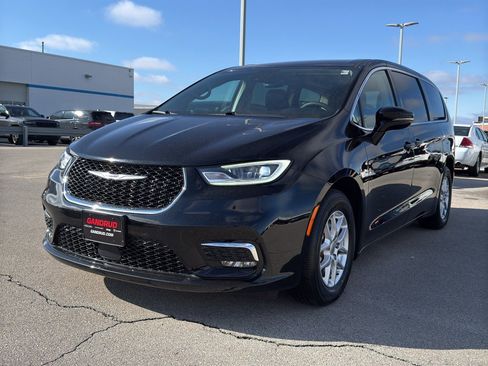 Used 2024 Chrysler Pacifica Touring-L image 2