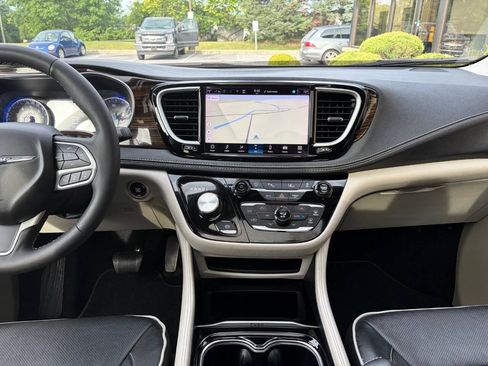 Used 2023 Chrysler Pacifica Limited FWD image 24