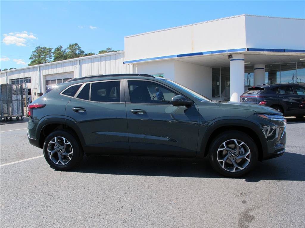 Used 2025 Chevrolet Trax LT w/ Driver Confidence Package FWD image 2