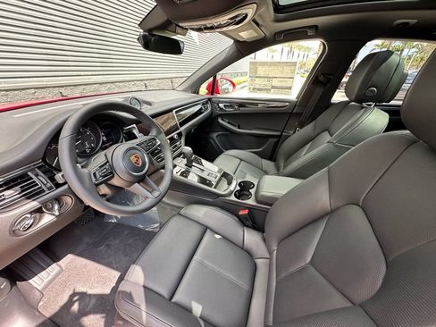 Used 2026 Porsche Macan AWD/4WD image 4