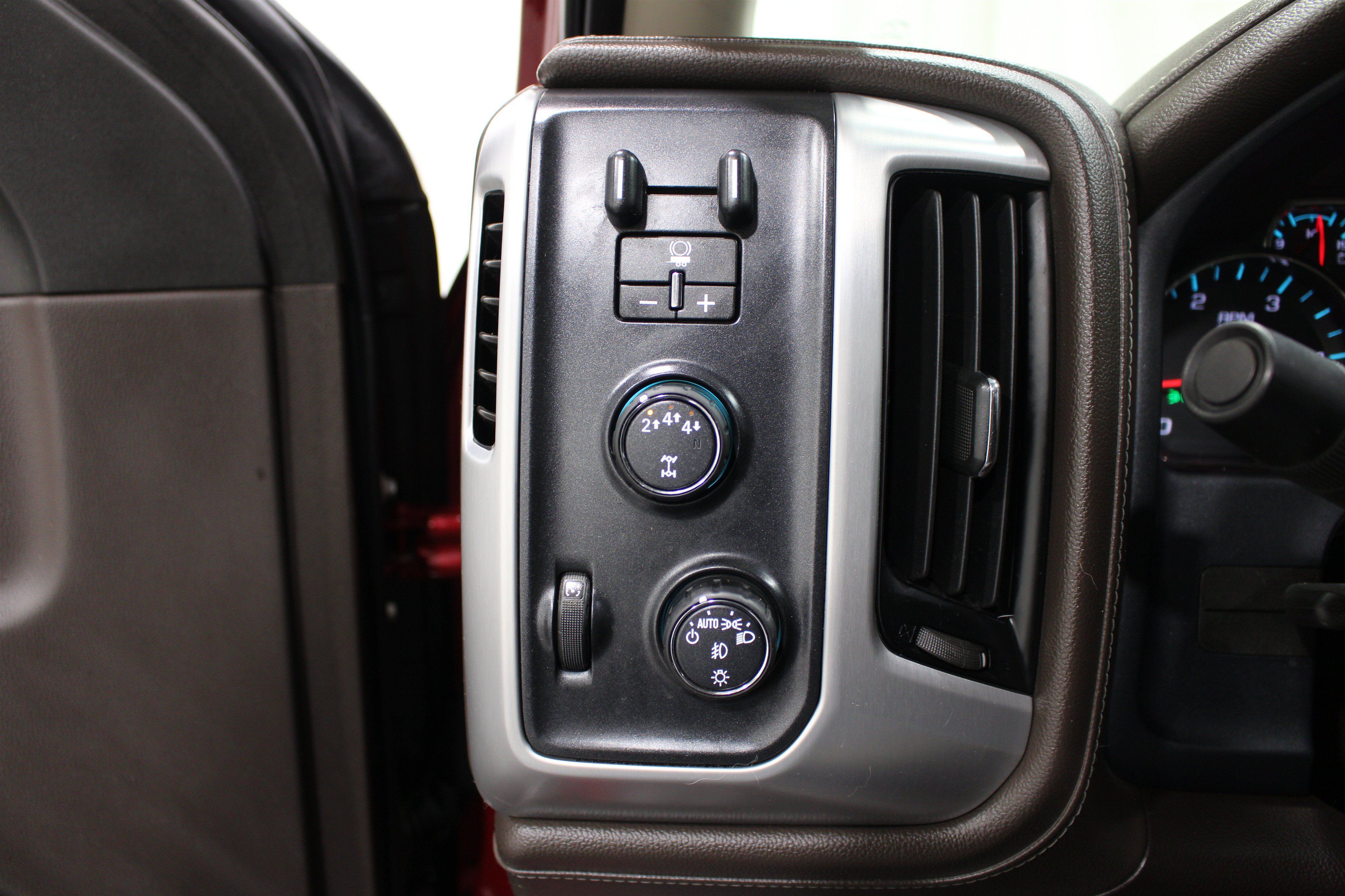 Used 2018 GMC Sierra 2500 SLT w/ Duramax Plus Package AWD/4WD image 9