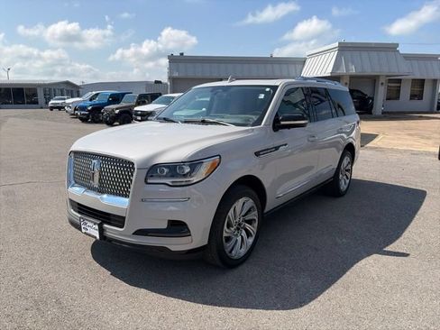 Used 2024 Lincoln Navigator Reserve AWD/4WD image 2