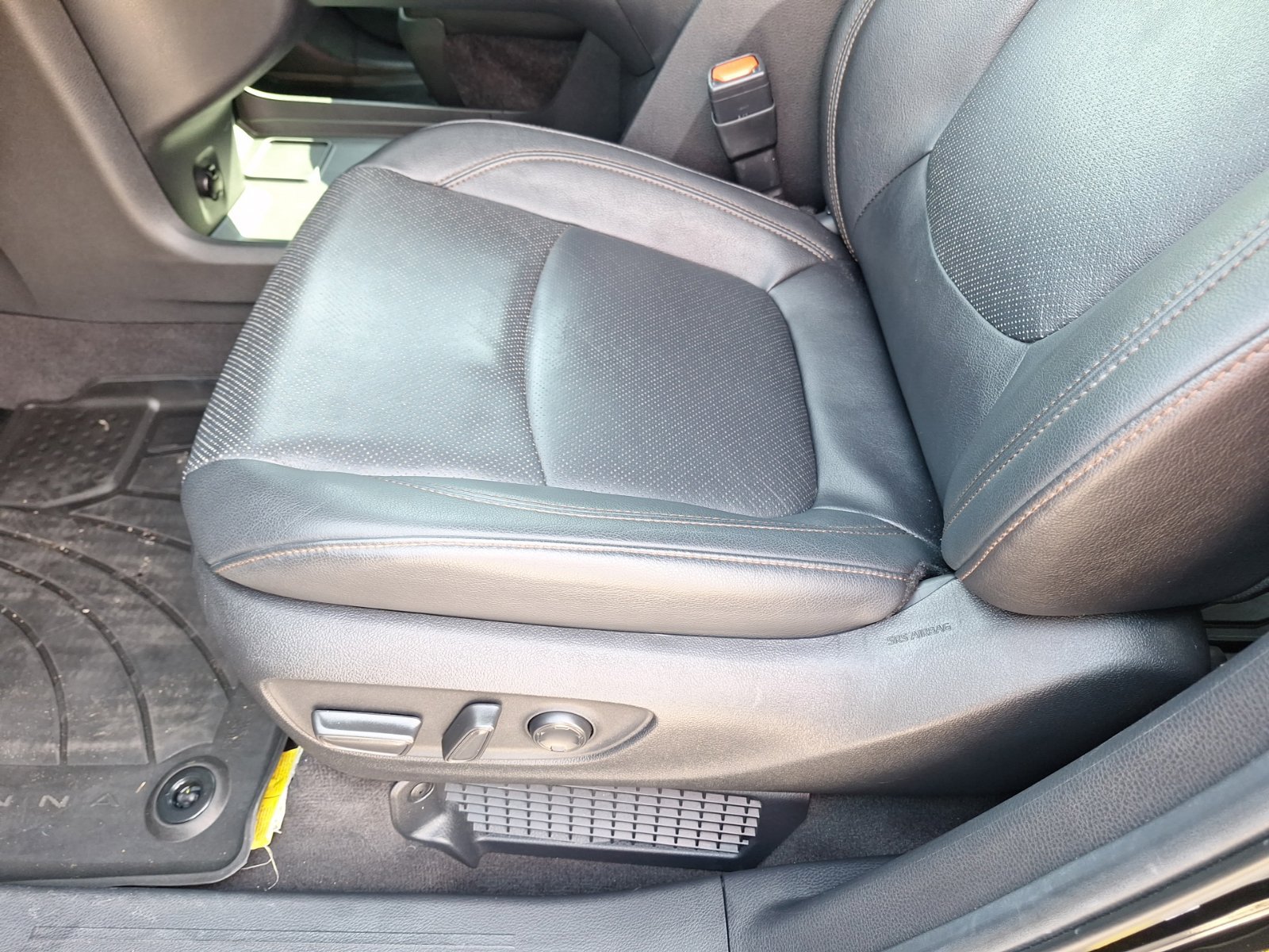 Used 2025 Toyota Sienna Platinum AWD/4WD image 16