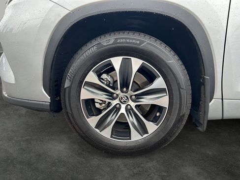 Used 2022 Toyota Highlander XLE AWD/4WD image 4