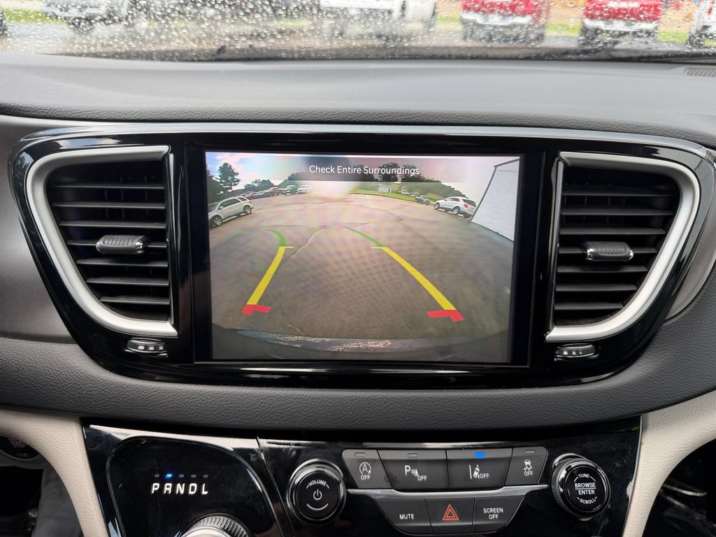 Used 2023 Chrysler Pacifica Touring-L FWD image 29
