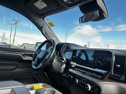 Used 2025 Chevrolet Silverado 1500 LT AWD/4WD image 15