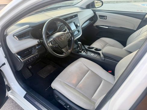 Used 2018 Toyota Avalon Limited FWD image 3