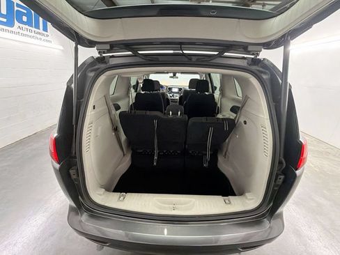 Used 2022 Chrysler Voyager LX FWD image 24