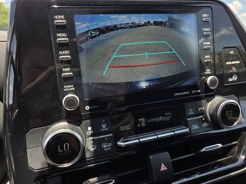 Used 2021 Toyota Highlander LE AWD/4WD image 10