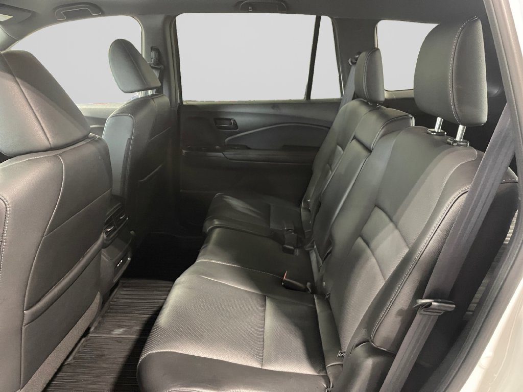 Certified 2025 Honda Passport EX-L image 19