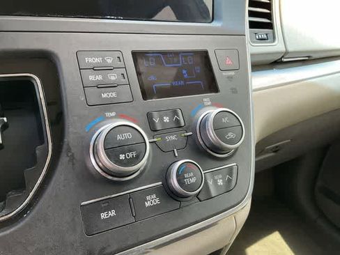 Used 2015 Toyota Sienna LE FWD image 22