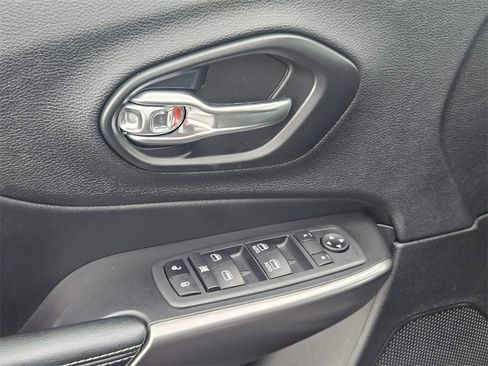 Certified 2021 Jeep Cherokee Latitude Lux w/ Trailer Tow Group image 11