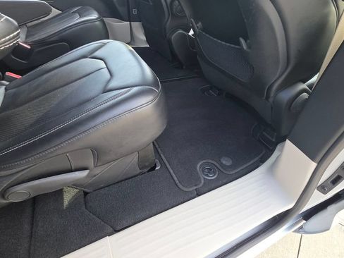 Certified 2024 Chrysler Pacifica Touring-L FWD image 16
