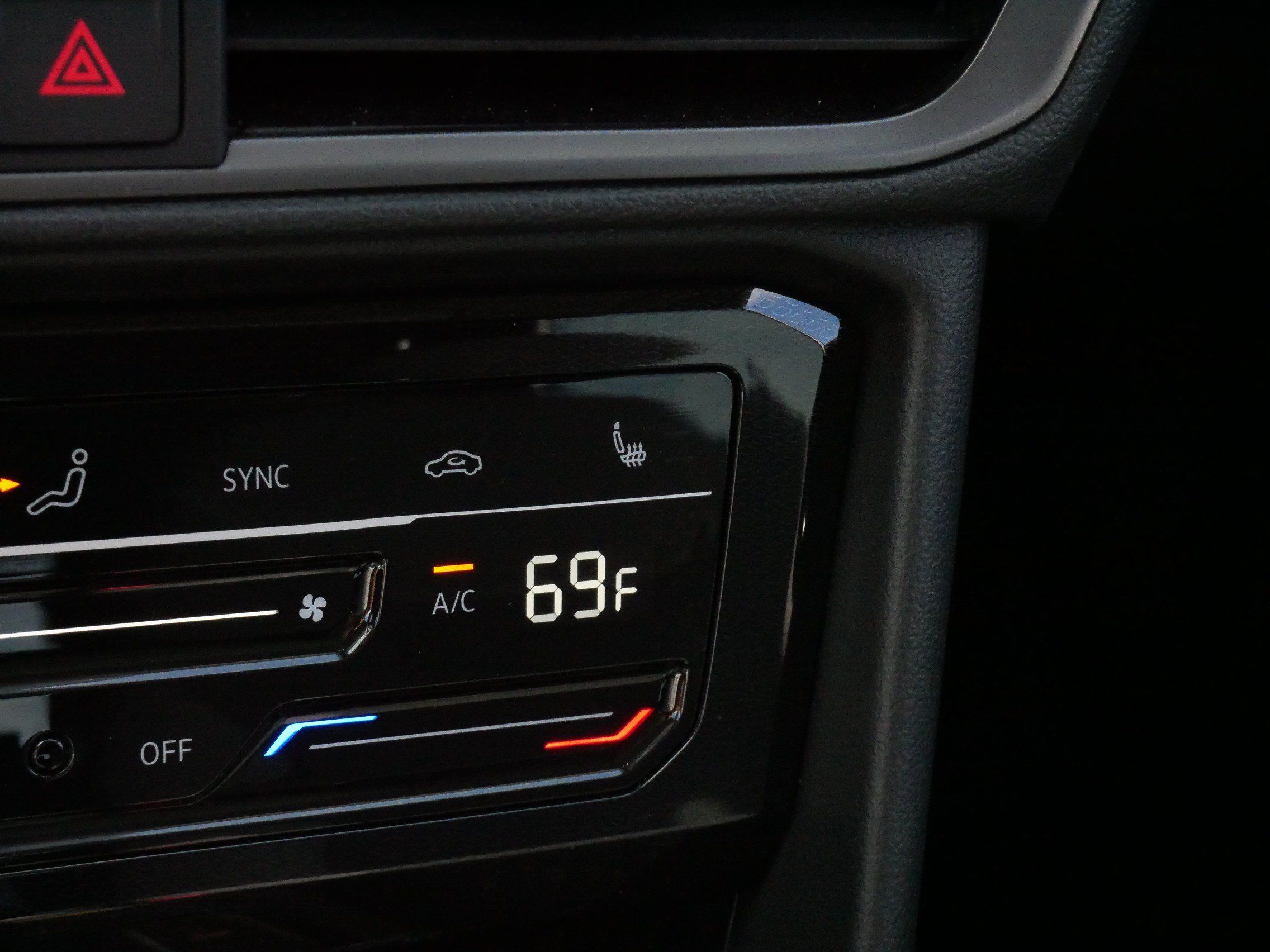 Certified 2025 Volkswagen Taos SE AWD/4WD image 30