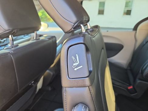 Used 2024 Chrysler Pacifica Touring-L FWD image 29