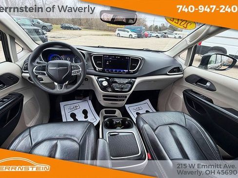 Used 2022 Chrysler Pacifica Touring-L image 6