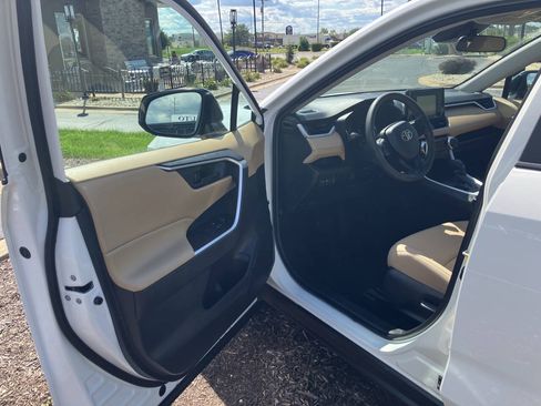 Used 2021 Toyota RAV4 LE FWD image 10