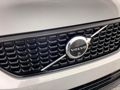 Used 2025 Volvo XC40 B5 Plus w/ Protection Package Premier AWD/4WD image 30