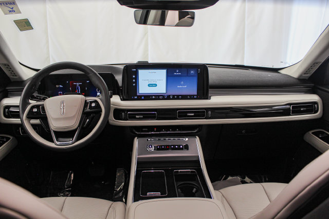 Used 2025 Lincoln Aviator AWD image 28