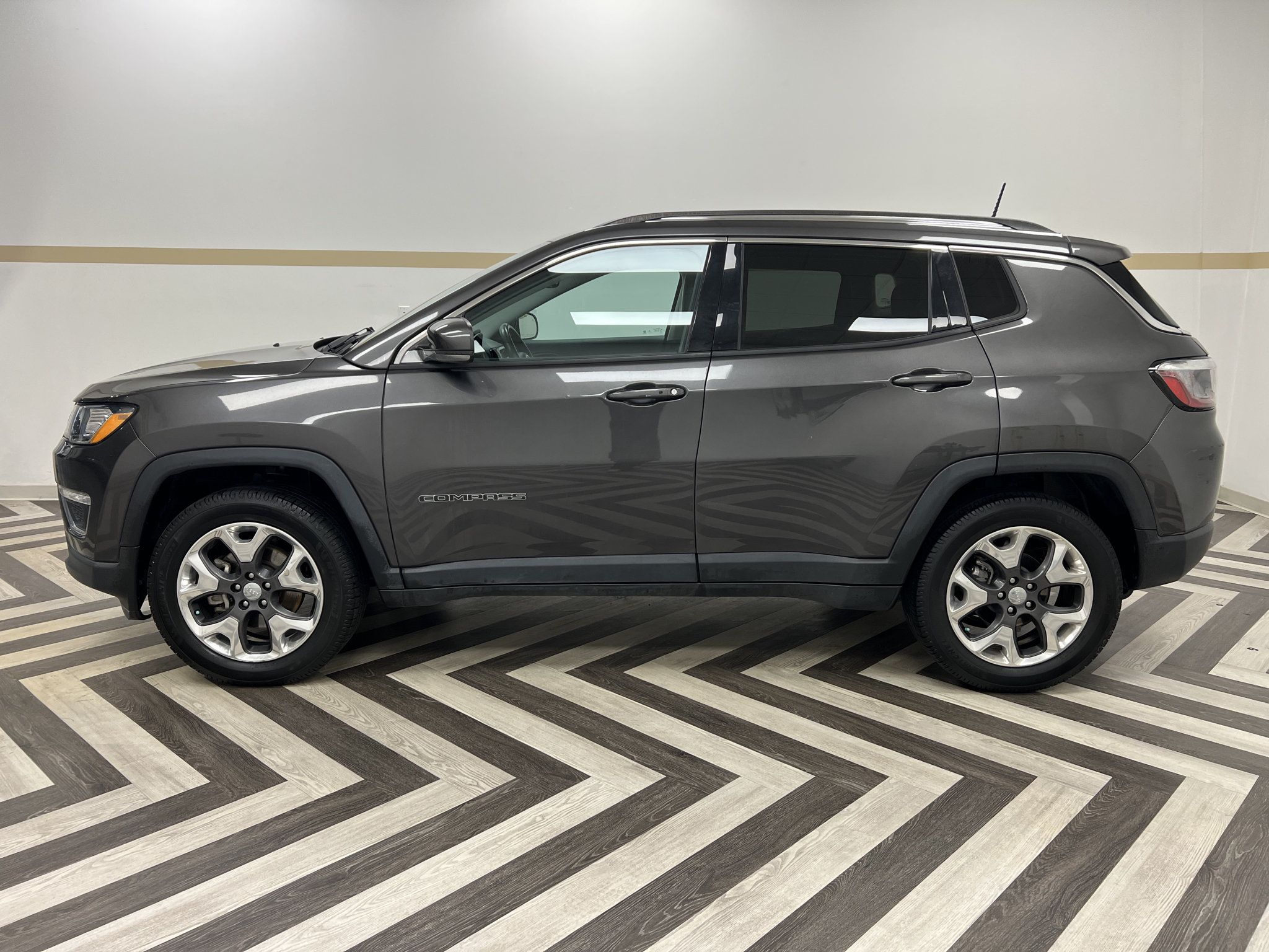 Used 2019 Jeep Compass Limited w/ Safety & Security Group AWD/4WD image 3