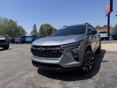 Used 2025 Chevrolet Trax RS w/ Sunroof Package FWD image 2