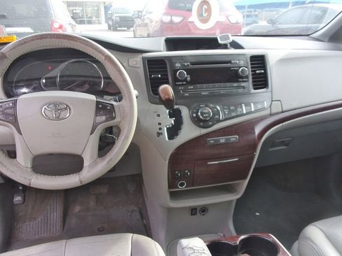 Used 2014 Toyota Sienna XLE image 9