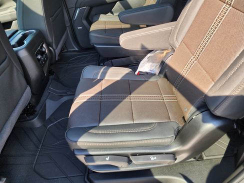 New 2026 Chevrolet Suburban High Country AWD/4WD image 14