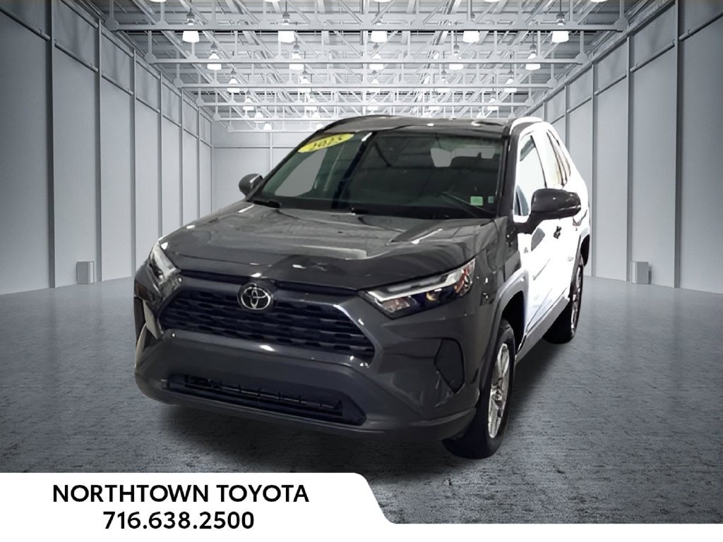 Used 2025 Toyota RAV4 XLE AWD/4WD image 1