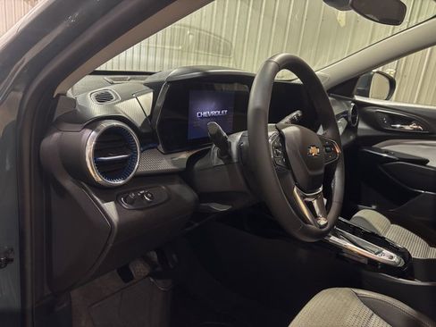 Used 2025 Chevrolet Trax LT w/ Driver Confidence Package image 16